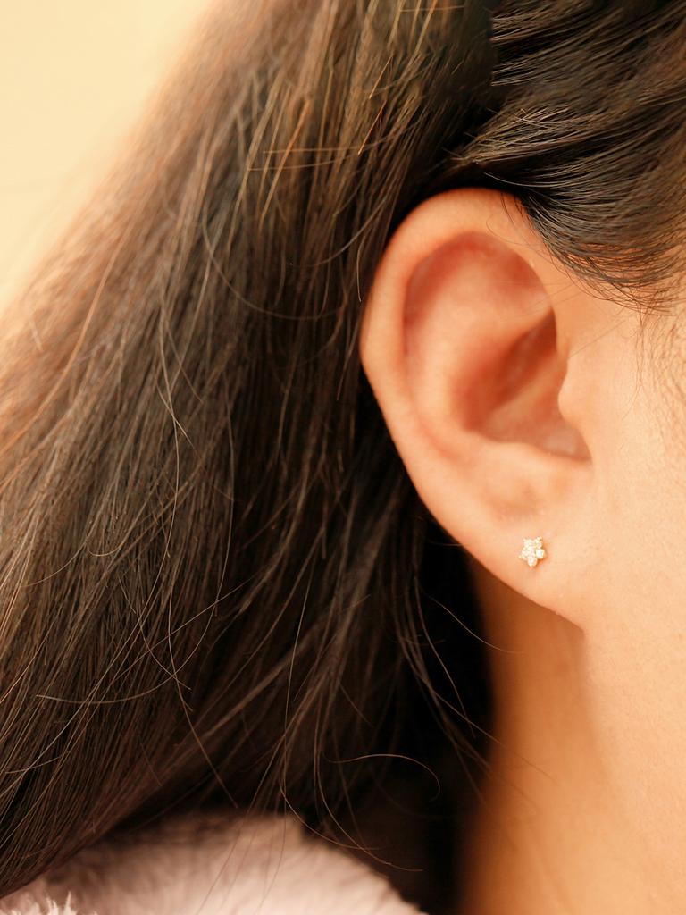 Minimalpiercing 14K Internal Vest Flower Labret Piercing