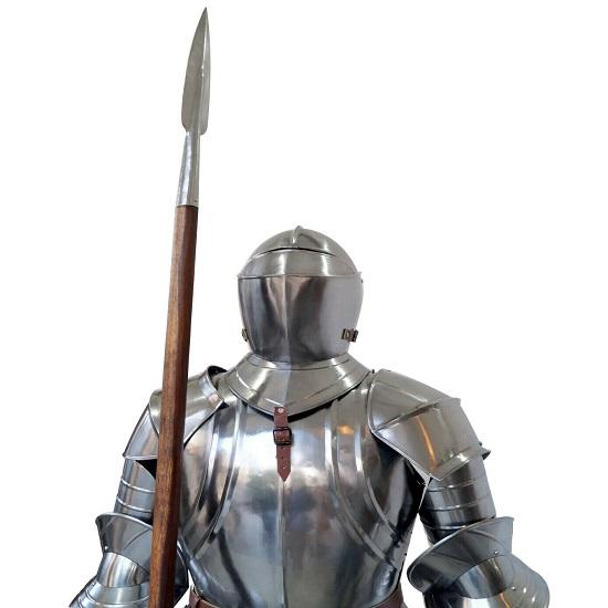Mittelalterlicher Kreuzritter-Rüstungsanzug aus dem 17. Jahrhundert. Ganzkörper-Rüstungsanzug