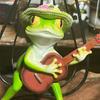 Figurka Żaby Grającej na Gitarze Żaba Grająca na Gitarze w Huśtawce Ornament Urocza Rzeźba Żaby w Słomkowym Kapeluszu do Dekoracji Domu Ogrodu Balkonu Donicy