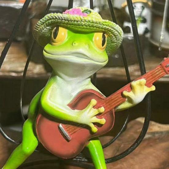 Figurka Żaby Grającej na Gitarze Żaba Grająca na Gitarze w Huśtawce Ornament Urocza Rzeźba Żaby w Słomkowym Kapeluszu do Dekoracji Domu Ogrodu Balkonu Donicy