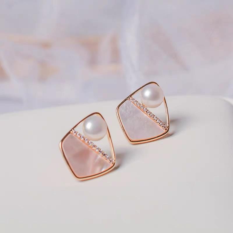 Natural white fritillary geometric pearl earrings, high-end sense, light luxury, niche design, unique earrings, stud earrings, fashionable temperament Silver needle