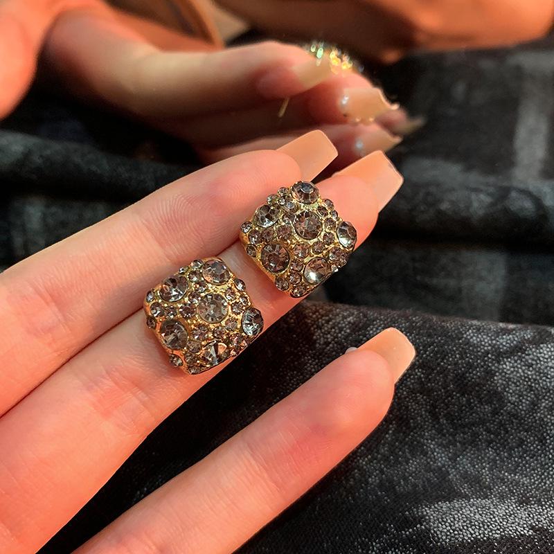 Elegant Vintage Diamond Stud Earrings for Women - Luxurious French Style, Versatile and Sophisticated Accessory