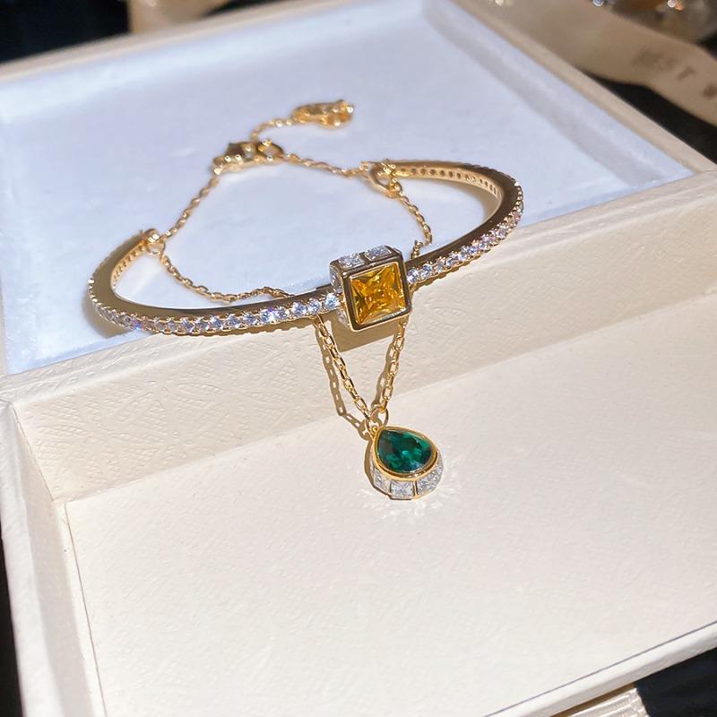 Super flash zircon square water drop bracelet, bracelet, exquisite court style temperament bracelet, light luxury and high-end versatile jewelry.