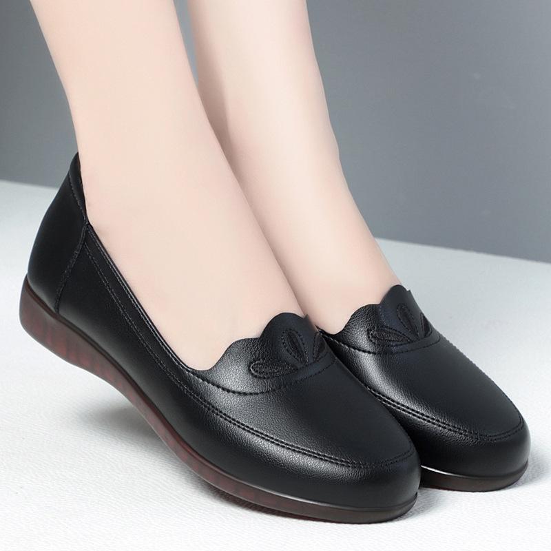 Comfortable New 2025 Spring Shallow Soft Leather Loafers Women Flats 2025 Spring Non Slip Flat Shoes Casual For Mom Street