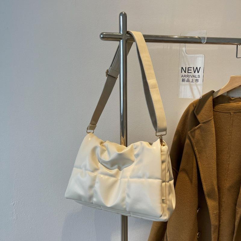 

Premium sense niche down large capacity large bag women s bag 2025 new trendy autumn and winter texture messenger bag versatile бежевый