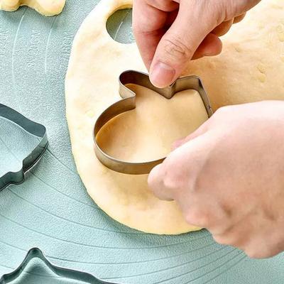 5Pcs Christmas Cookie Cutters Set Santa Tree Snowflake Gingerbread Men Snowman Shape Cookie Molds Reusable Baking Tool for Home Kitchen Bakery
