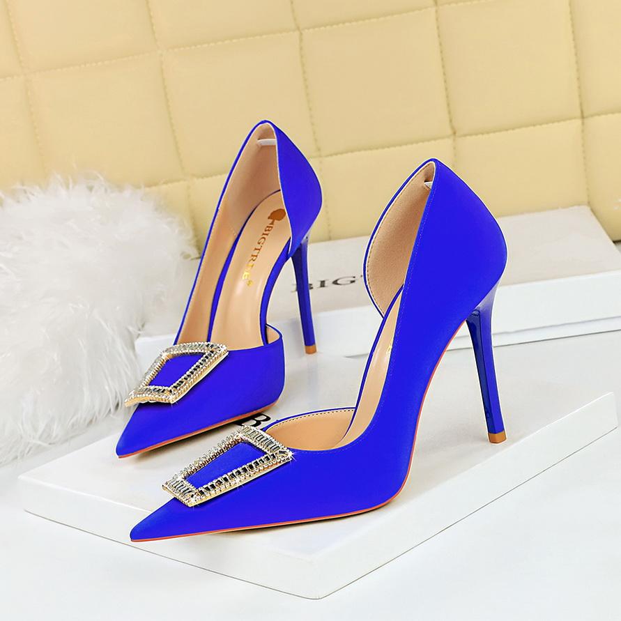 Fashionabla och minimalistiska smala klackar Ultrahöga klackar med långa klackar med spetsig sida, urholkade singelskor, högklackade skor för kvinnor