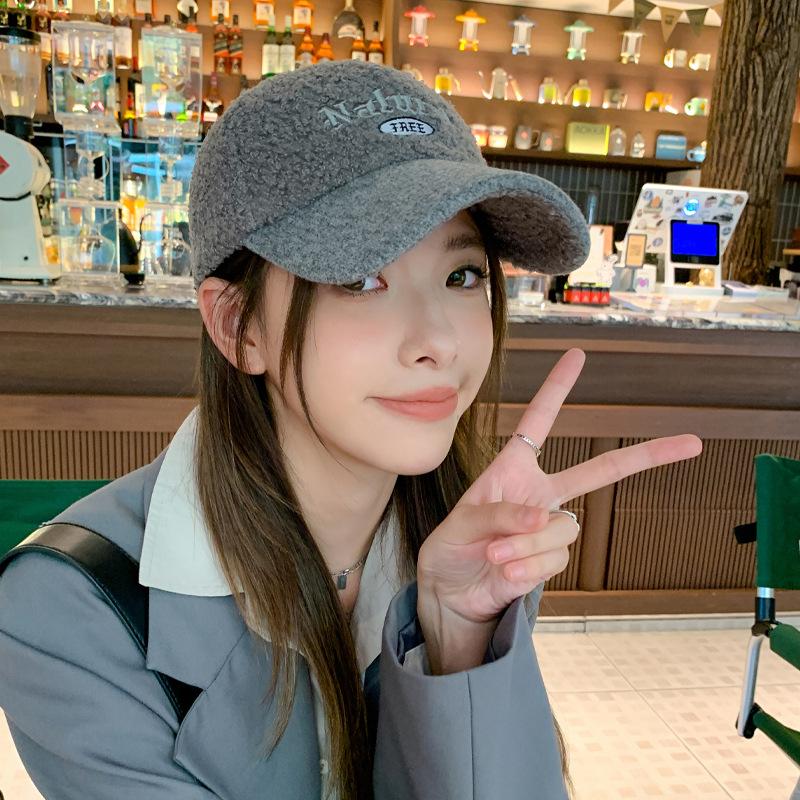 Autumn and Winter New Baseball Cap Embroidered Letters Lamb Wool Thermal Cap Fashion Winter Thermal Hat Tide