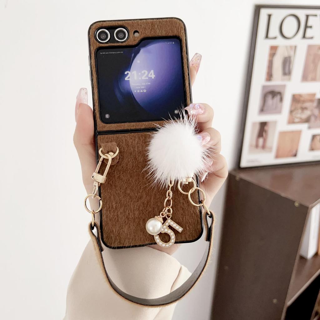 Capa de Celular Samsung Z Flip Pelo de Vison com Bola de Pelúcia DIY para Modelos 3-7