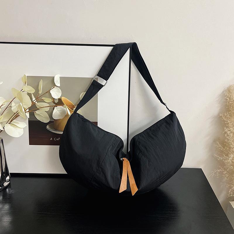 

New niche texture underarm messenger bag women s large-capacity leisure commuting fashion sense cloud crescent shoulder bag чёрный