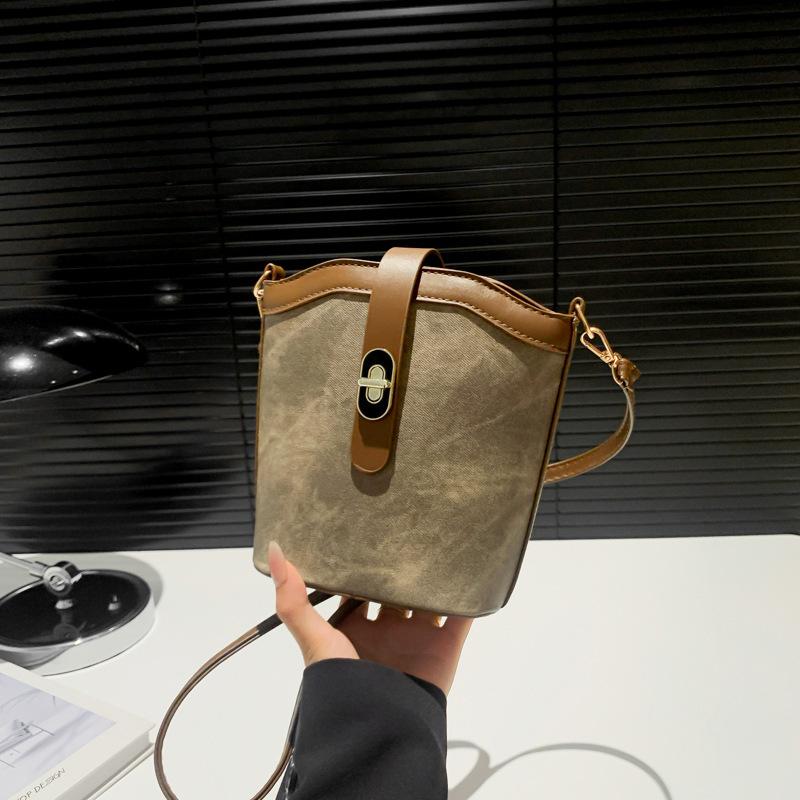Retro Niche Bag Women's Bag 2025 New Popular Aesthetic Summer Texture Messenger Bag Fashionable Shoulder Bucket Bag