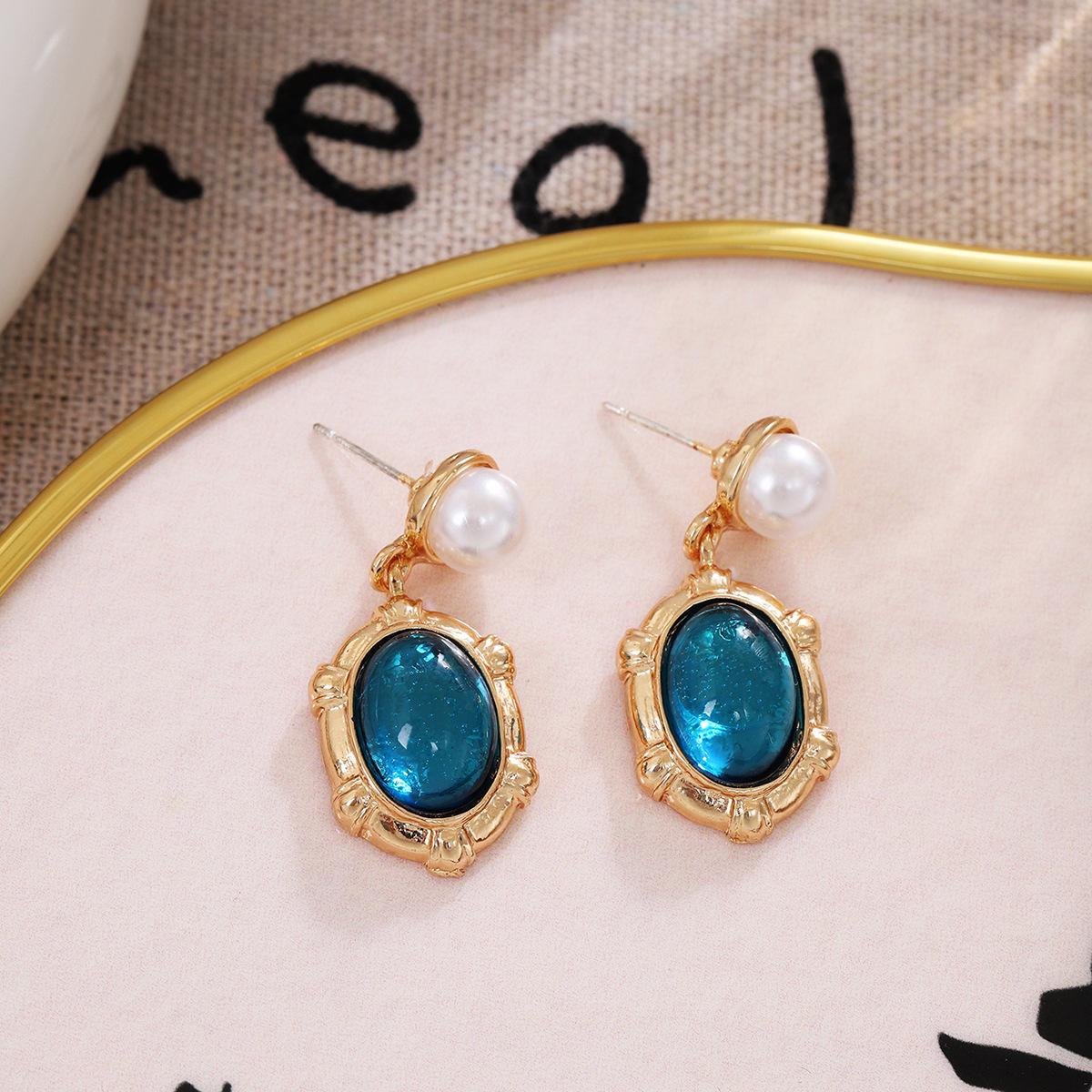 

Элегантные ретро-серьги овальной формы синего цвета с нотками старинной роскоши в дворцовом стиле. золотой