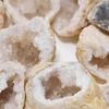 1 Stück Büro-Ornament Anhänger Natürliche Kristall Geode/Höhle Geschenke Für Kinder Schreibtischdekoration Roher Rohstein Mineralienprobe