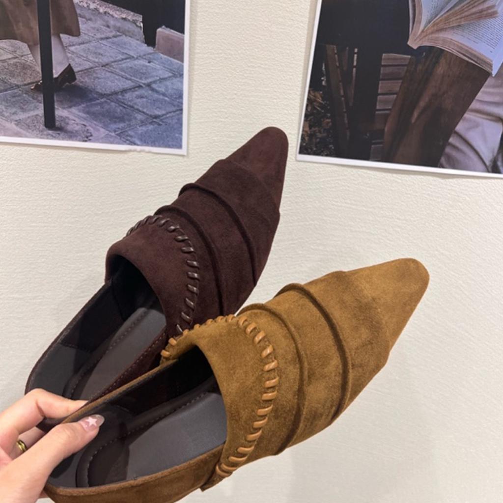 Otoño e invierno 2025 gran explosión suela blanda empalme color sólido boca oscura plisados zapatos individuales antideslizantes con falda zapatos versátiles puntiagudos