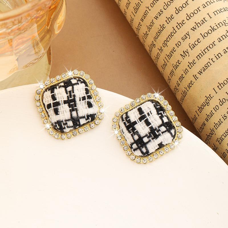 The new retro fabric earrings have a sense of design, silver needle-encrusted diamond plaid earrings have a fresh and sweet temperament
