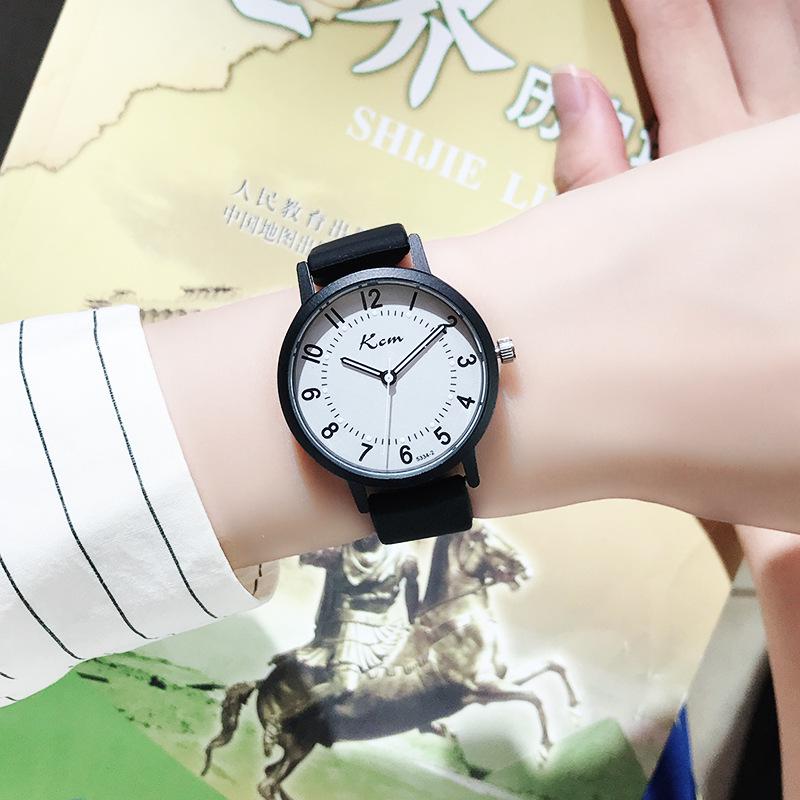 Stille Prüfungs-Quarzuhr: Leuchtend & Wasserdicht für Junior- & Highschool-Schüler, Männer & Frauen, in schlichten, lebendigen Farben.