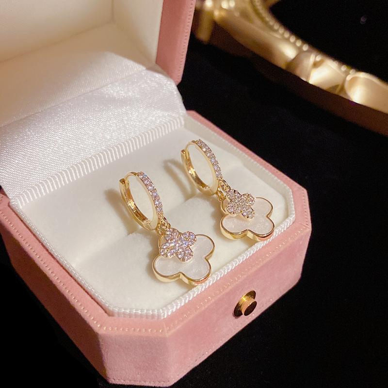 

Four-leaf Clover Earrings for Women Featuring A Unique and Exquisite Design with A Sophisticated and Elegant Style