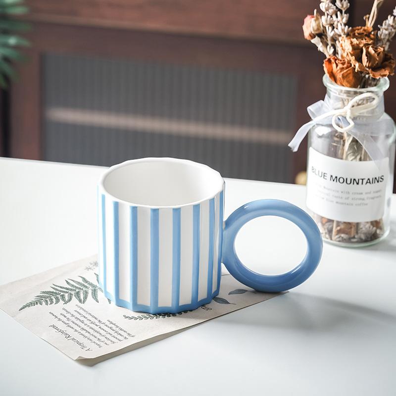 

Керамическая чашка в стиле инс кружка современная и простая винно-красная креативная с большой ручкой вертикальные полосы нишевая чашка для воды с ручкой 301-400ml