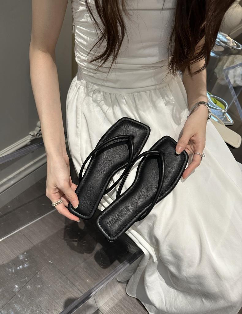 Silberne Flip-Flops mit flacher Sohle Damenschuhe Sommer 2025 neu Nischen-Oberbekleidung Zehen-Strandsandalen