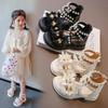 Sandálias para Meninas 2026 Verão Novo Moda Pequena Princesa Sapatos Estilo Fada Flor Bebê Solado Macio Sapatos de Pérola