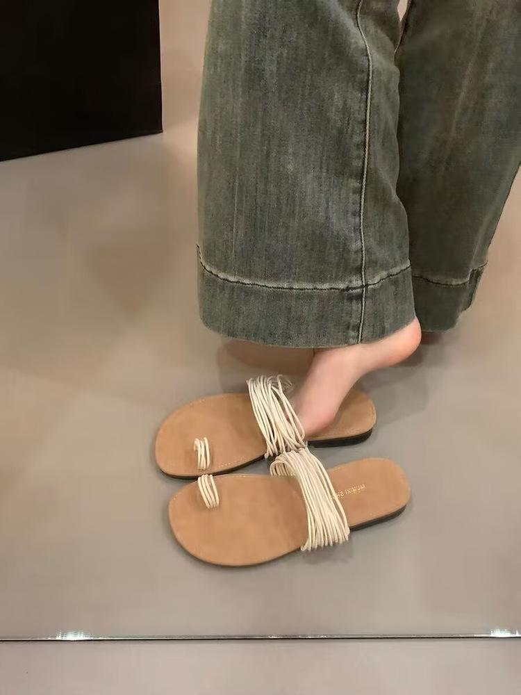 

French flat-bottomed set of toe small cool slippers for women s summer wear 2025 new super fire niche seaside beach one-word drag 39