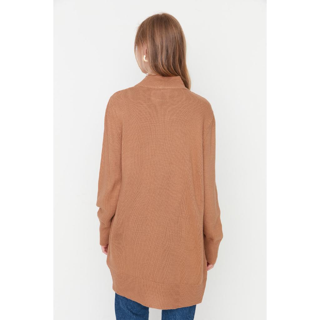 Kamelfarbener Strickpullover mit halbem Rollkragen Tctaw22kz1086