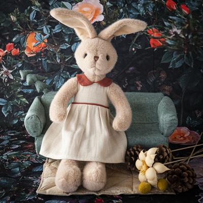 Poupée en peluche beige en fausse fourrure de lapin