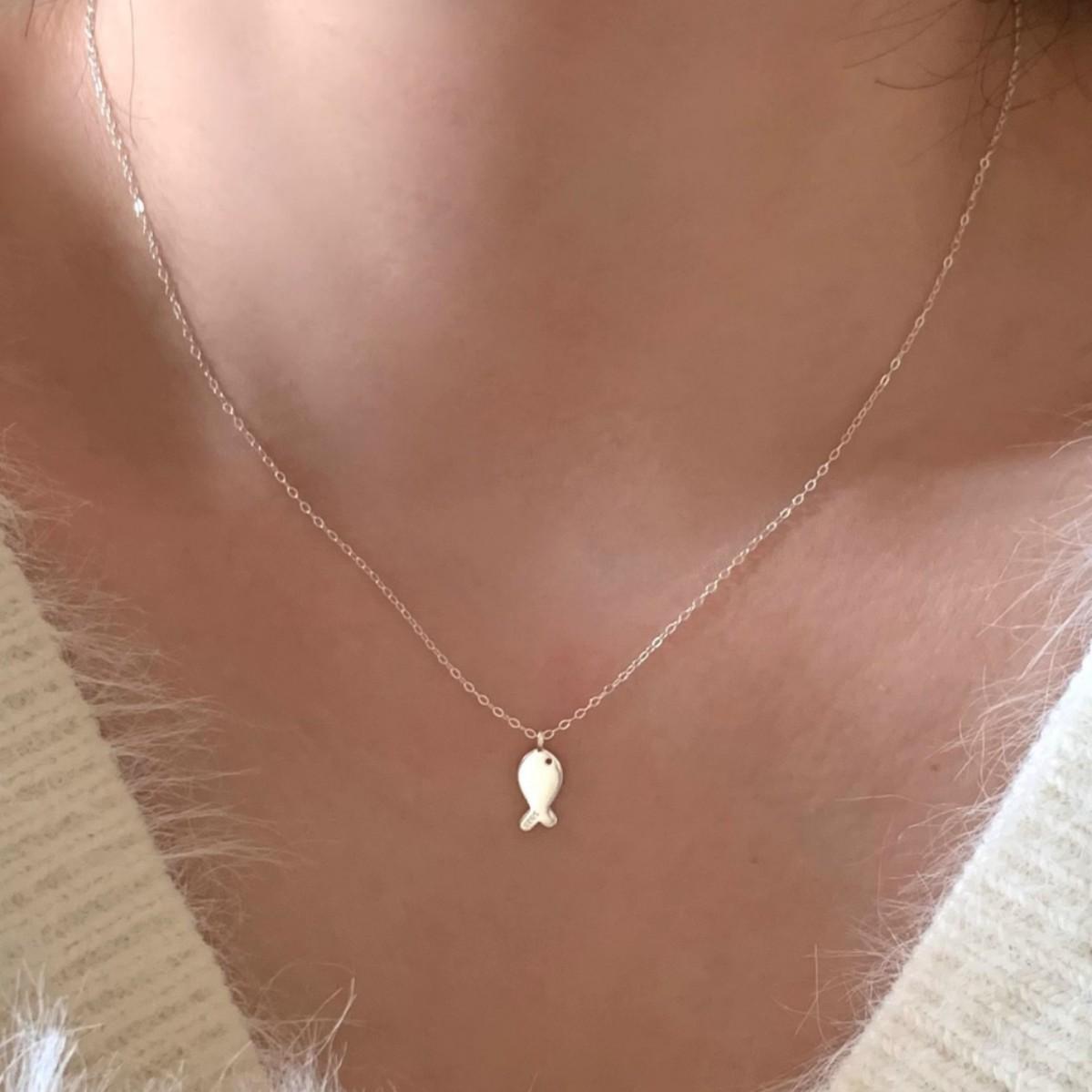 

Anenjery геометрическое гладкое маленькое ожерелье с подвеской в виде рыбки для женщин, симпатичное универсальное высококачественное универсальное ювелирное украшение на ключицу в подарок белый