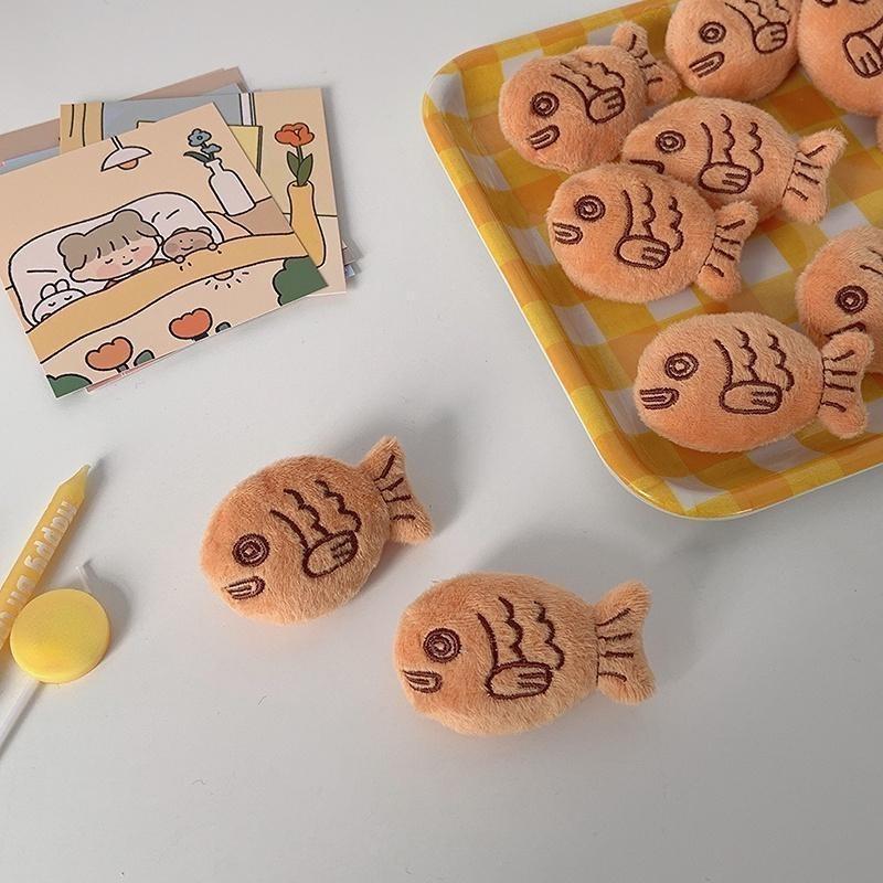 1 Adet Yeni Moda Kış Sevimli Peluş Küçük Balık Sevimli Broş Kadınlar Erkekler Palto Takım Elbise Broşlar Yaka Sırt Çantası Aksesuarları Takı