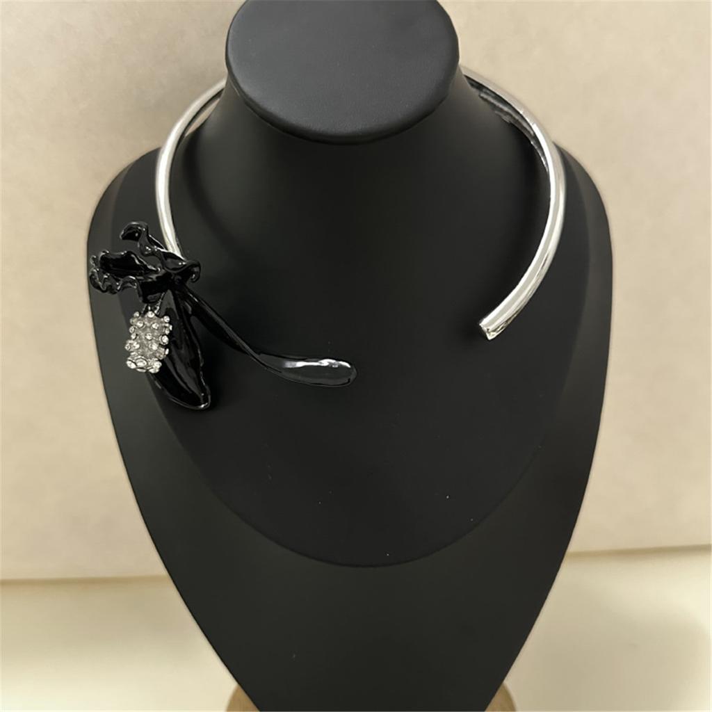Tooxika Heavy Duty Vintage Metal Enamel Warbler Tail Flower Open Collar Fashion High Sense Choker Collarbone Chain