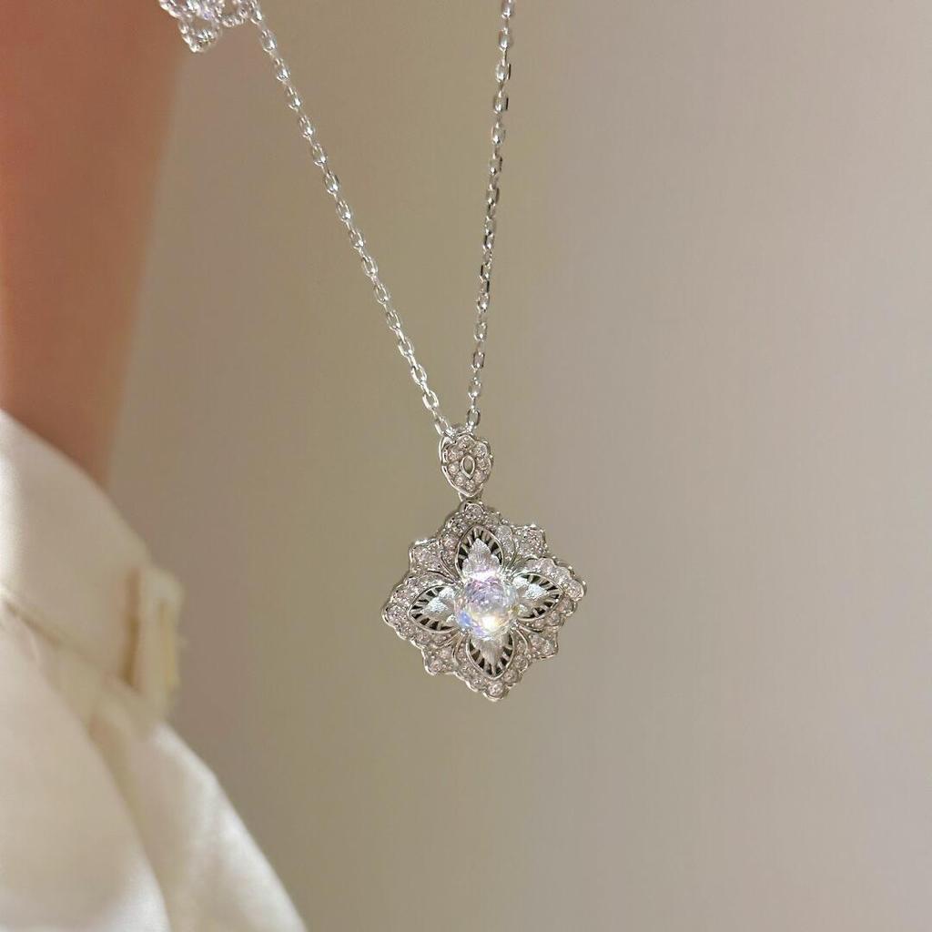 French Retro Symphony Mermaid Ji Rush Cloth Wind Clover Necklace Fashion Light Luxury Symphony Diamond Women'S Pendant