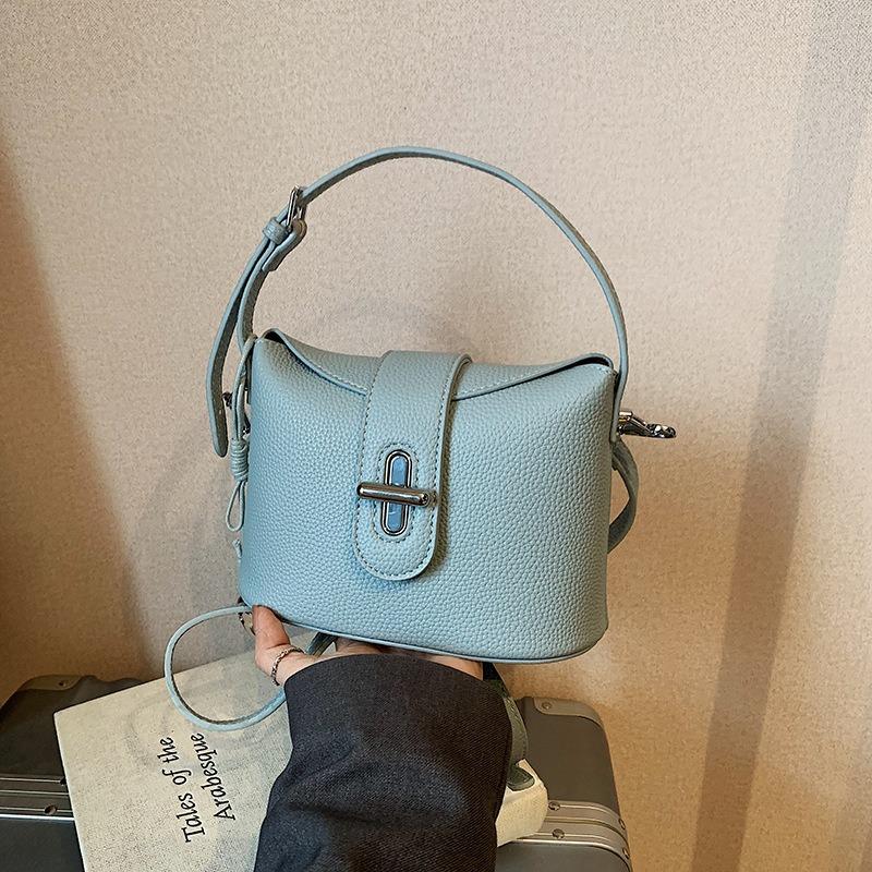 Niche design fashionable versatile commuter handbag women's spring new simple messenger bucket bag