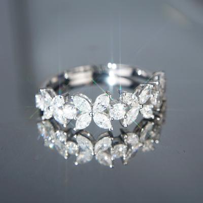 Huitan Romantisches Blumendesign Braut Eheringe AAA Weißer Zirkonia Stein Luxus Accessoires für Frauen Statement Schmuck