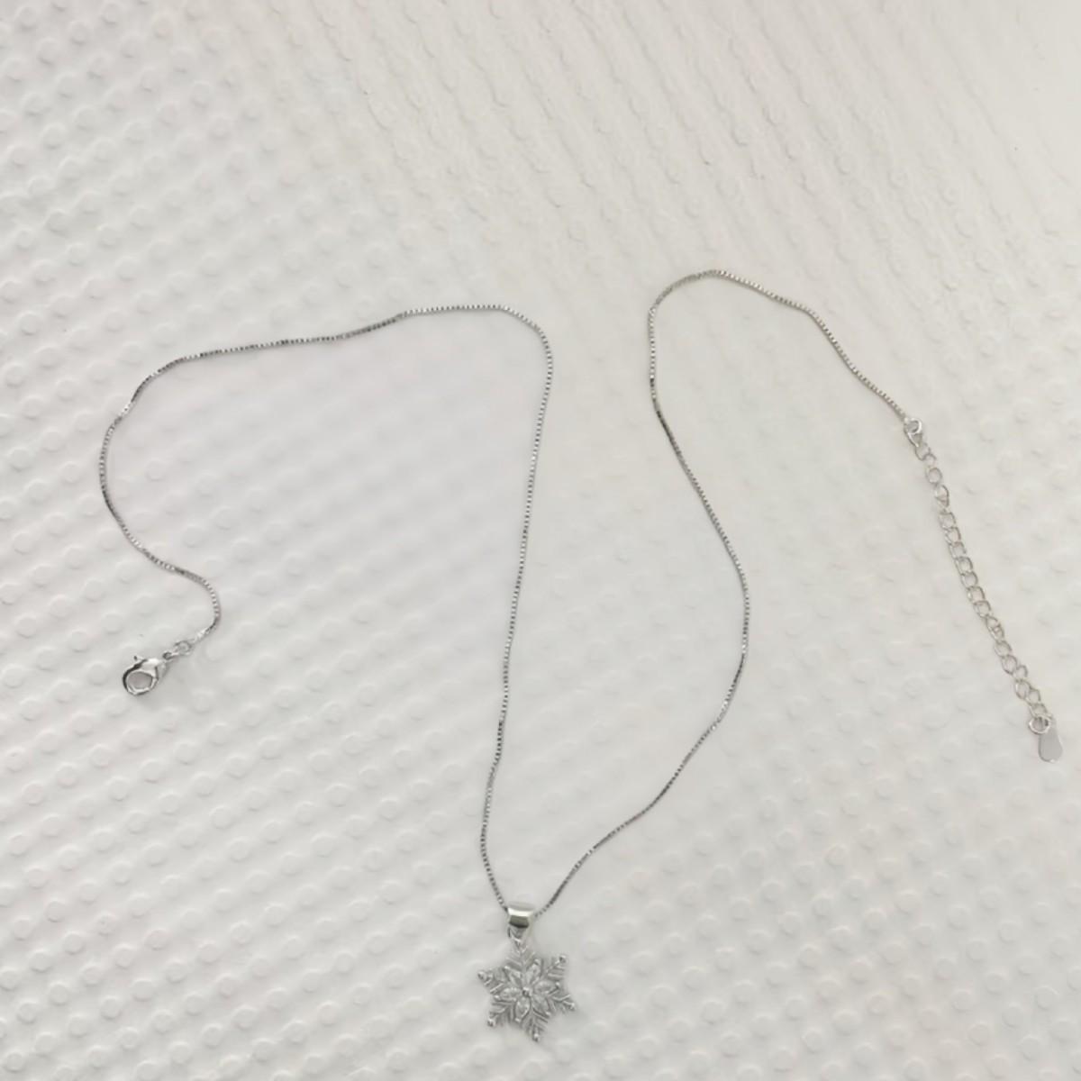 Korean Style Rhinestone Snowflake Necklace - Fashionable Temperament Design