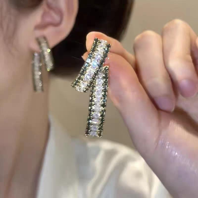 Tide Metal Fringed Earrings, High-end Temperament, Long Stud Earrings, Women's Exaggerated Earrings.