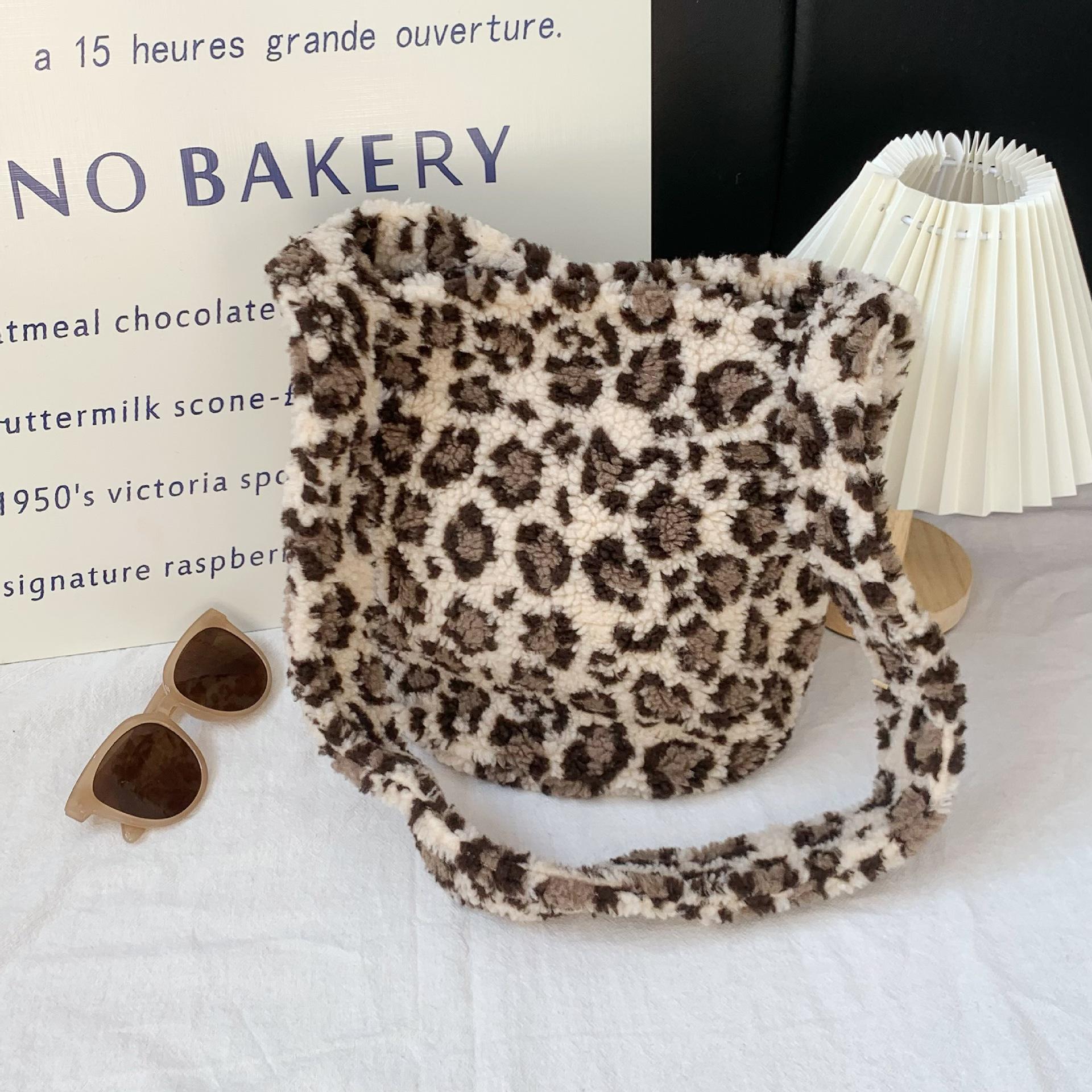 

Leopard Print Korean-Style Lamb Wool Shoulder Bag: Large Capacity Autumn/Winter Crossbody for Women