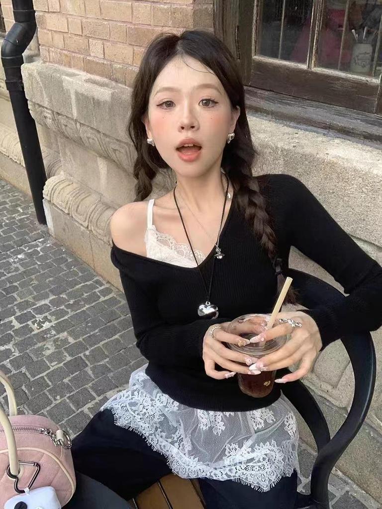 Viscose V-Neck Lace Camisole for Women - Elegant Socialite Style with Mesh Splicing and Atmospheric Layering