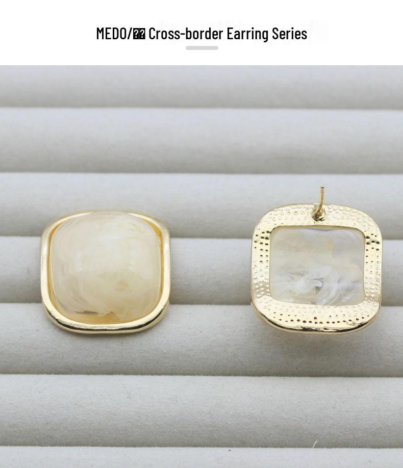 Retro Hong Kong-Style Geometric Resin Stud Earrings for Women - S925 Silver Needle, Light Luxury, High-End Autumn/Winter Heart Earrings Jewelry