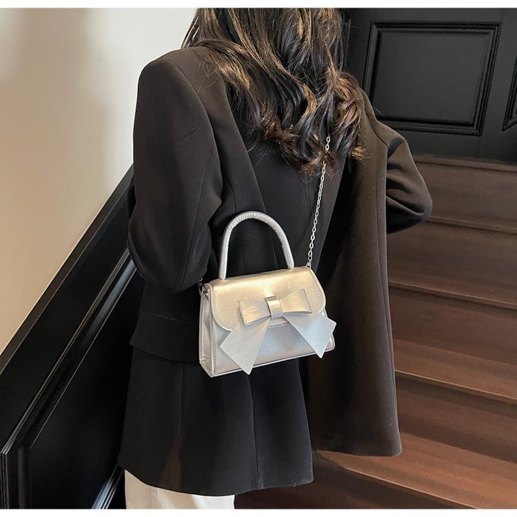 Trendy Texturovaná Crossbody taška s mašlí: Módní a všestranná dámská kabelka pro rok 2025