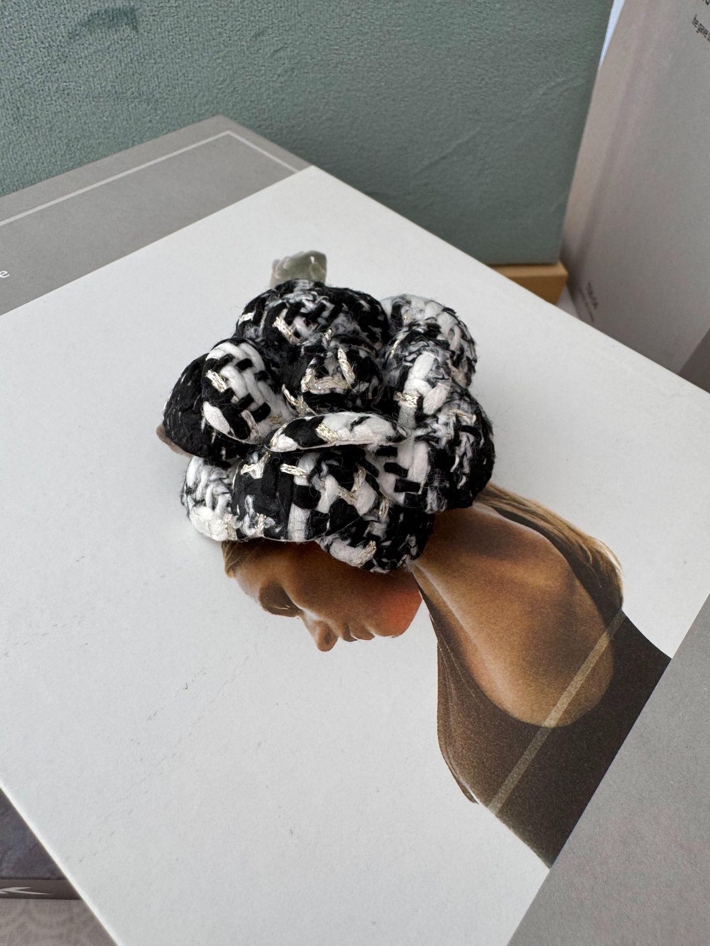 Elegant Tweed Camellia Brooch – High-End Floral Accessory Pin