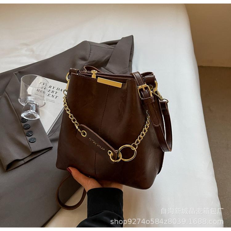 

Retro fashion niche bag women s new niche trend messenger bucket bag 2025 autumn and winter commuter shoulder bag tide темно-коричневого