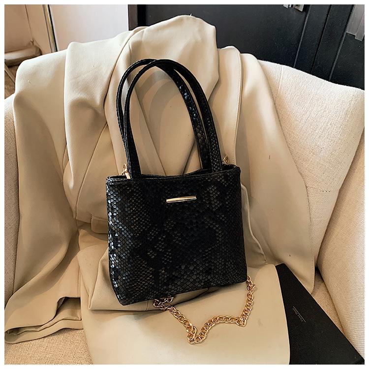 

Simple style fashionable handbag women s new casual versatile popular small square bag commuter messenger bag чорний