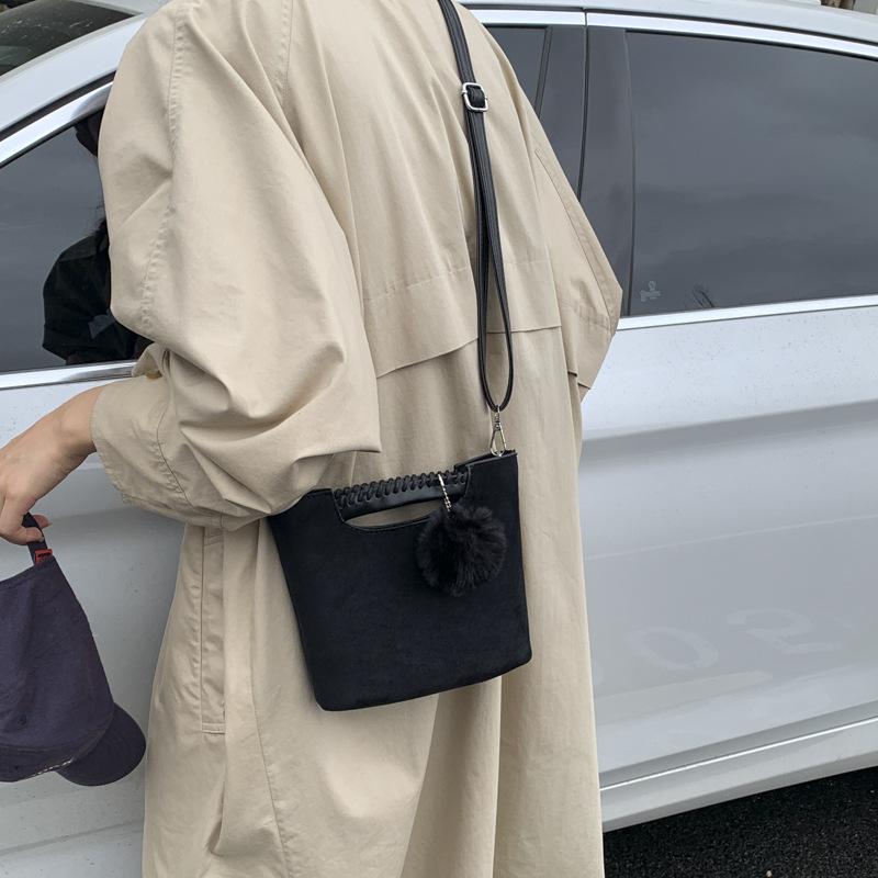 Niche Bag Women's Fashion Retro High-end Shoulder Bag Commuting Versatile Messenger Bucket Bag