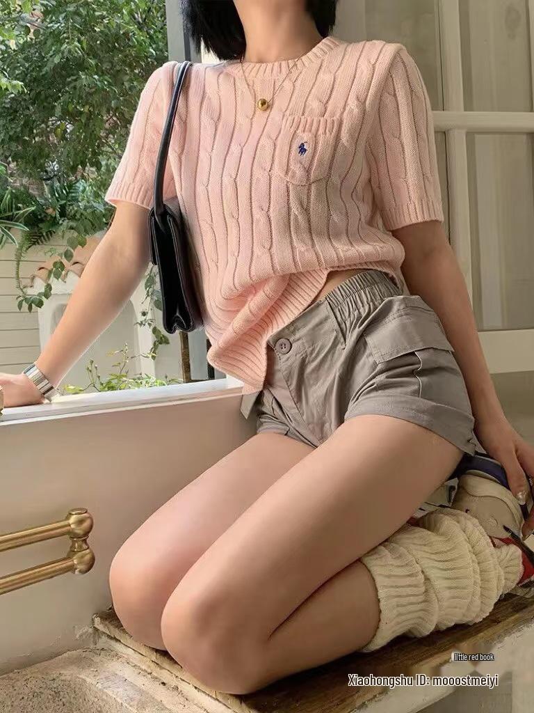 Unisex Rundhalsad Stickad Topp med Broderad Liten Häst och Ficka – Lös Passform, Högkvalitativ Parstil Kortärmad