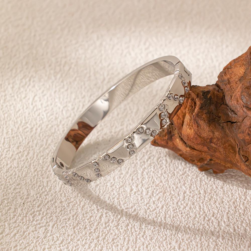 Stylish Titanium Steel Rhinestone Women’s Oval Twill Bracelet