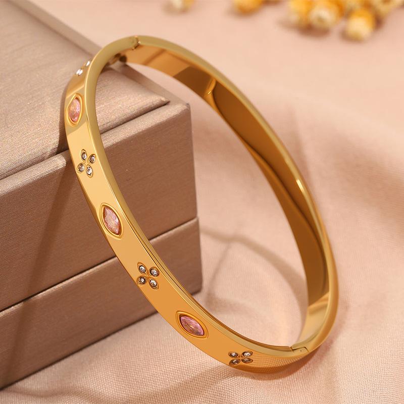 Hot-selling titanium steel bracelet, girls' high-end sense of fashion, popular light luxury in Europe and the United States, Gypsy star love diamond