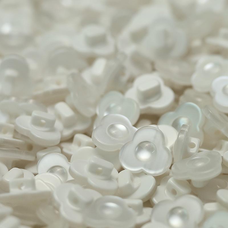 

5 шт. Перламутровые пуговицы-клевер для рубашки, топа, платья из смолы, для вязаного кардигана, топа, рукавов, воротника, пряжка 1 #[Three Leaves Pearlescent White] 14mm