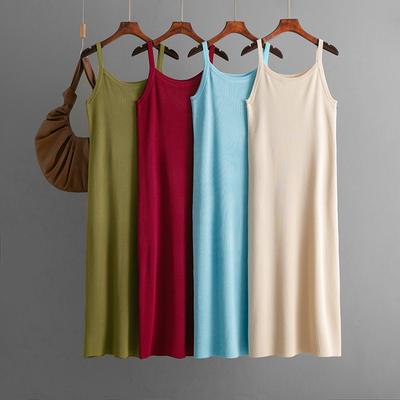 Die neue Damenbekleidung für diesen Sommer ist ein lässiges, modisches, lockeres, einfarbiges, schlichtes und trägerloses Strickkleid.