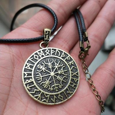 Collier Pendentif Amulette Cercle de Runes Viking Nordique pour Hommes