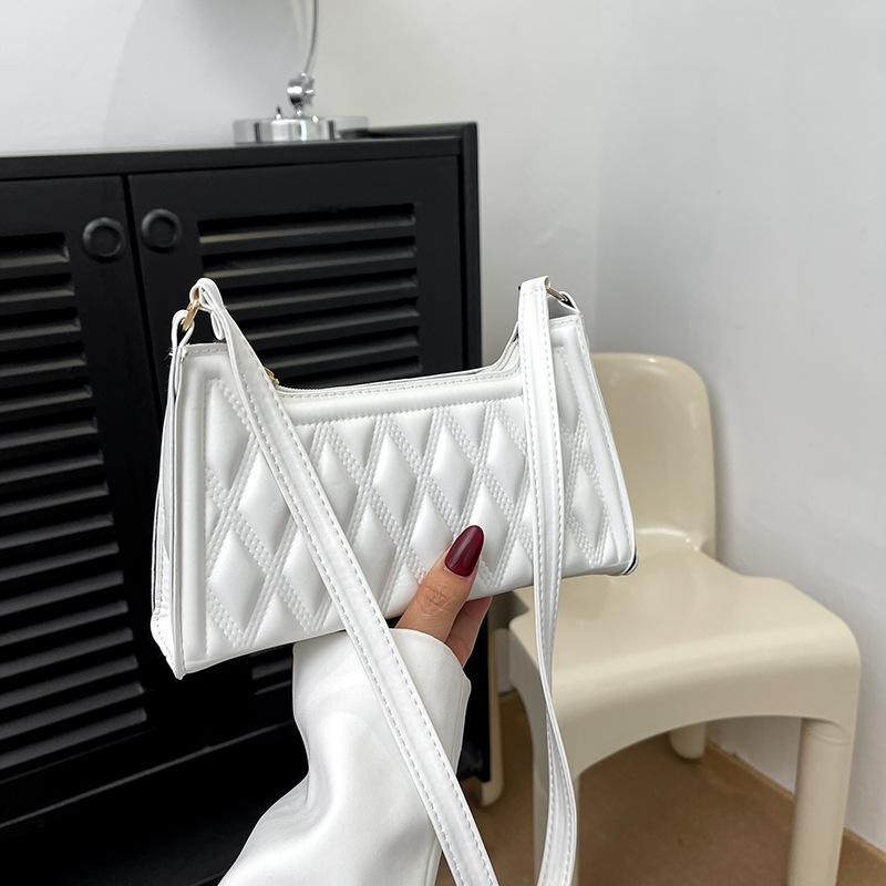 

2024 осень новый темперамент модный дизайн одно плечо через плечо ретро иностранный стиль однотонный цвет вмятина текстура подмышки сумка женская белый